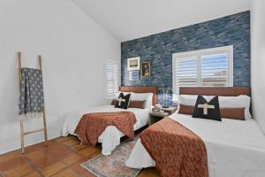 克利尔沃特BRAND NEW, Water Views, 2 BD Condo的一间卧室配有两张床和壁画