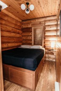惠斯勒河畔度假酒店的小木屋内一间卧室,配有一张床