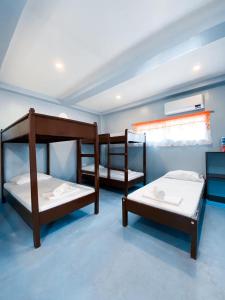 班塔延岛In Dai Aquasports and Beach Resort的一间设有三张双层床的客房