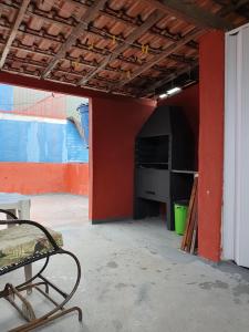 阿布拉奥Casa do Cais的一间红色墙壁和椅子的房间