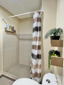 伊洛伊洛* *S Urban Dreamscape的一间带卫生间和淋浴的浴室