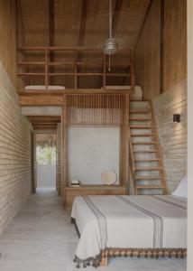 锡瓦塔塔内霍Casa_Paki的一间带两张床的卧室和楼梯