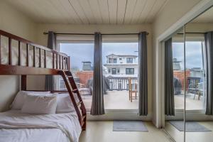 圣地亚哥OceanCatcher - newly remodeled 3 bedroom retreat with ocean view in the heart of Mission Beach, sleeps 10的一间带双层床的卧室和一个阳台