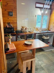 莫雷阿Bungalow KURA的厨房配有木桌和柜台。