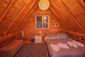 圣埃伦娜EVA Glamping的小木屋内一间卧室,配有两张床