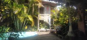 弗洛里亚诺波利斯Pousada Villa da Nascente的一个带游泳池和一些植物的花园