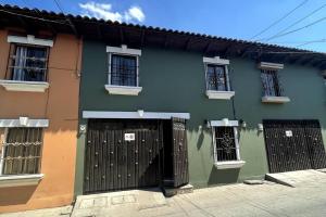 科马亚瓜Casa Colonial en casco Histórico的绿色建筑,设有大门和窗户