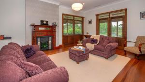 WorrageeReign Manor and Coach House的客厅设有两张沙发和一个壁炉