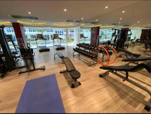 芭堤雅市中心Large Deluxe Condo Grand Avenue Central Pattaya的健身房,配有一排跑步机和机器