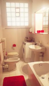 安杰拉Residenza Esse的白色的浴室设有卫生间和水槽。