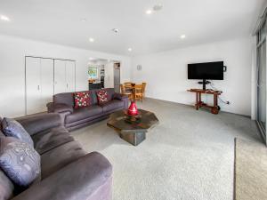 皮克顿Oxley's Waterfront Apartment的带沙发和电视的客厅