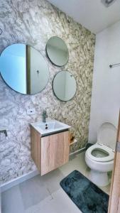 卡塔赫纳Cartagena Seaview Elegance的一间带水槽、卫生间和镜子的浴室