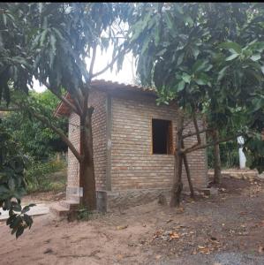 韦尔卡鲍Cantinho HAKUNA MATATA-Vale do Capão a 5 min da Vila的院子中带窗户的小砖房