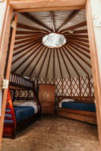 惠斯勒河畔度假酒店的蒙古包内带两张双层床的客房