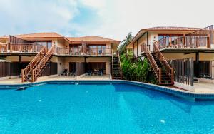 瑶亚岛Blue Bay Resort - Near Phuket & Krabi的大楼前的大型游泳池