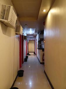 曼达维市WJV INN BASAK MANDAUE BRANCH的走廊,带空调的房间