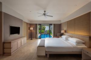努沙杜瓦巴厘岛康拉德酒店的一间卧室配有一张大床和电视