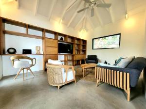 Saint BarthelemyVilla Coco Rock的带沙发和电视的客厅