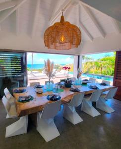 Saint BarthelemyVilla Coco Rock的一间设有桌子的海景用餐室