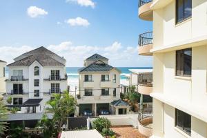 黄金海岸Seaview Inn - Pure Palm Beach Resort style Bliss的从大楼的阳台上可欣赏到海景