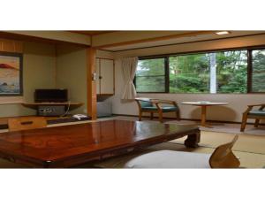 KamiKami - Hotel / Vacation STAY 15957的客厅配有木桌和椅子