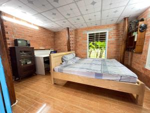 Tây NinhVong Nguyet Homestay - Entire Bungalow 36m2的卧室配有一张床,位于带水槽的房间
