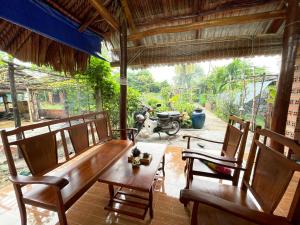 Tây NinhVong Nguyet Homestay - Entire Bungalow 36m2的一间带桌椅和摩托车的用餐室