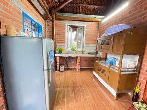 Tây NinhVong Nguyet Homestay - Entire Bungalow 36m2的厨房配有冰箱和砖墙