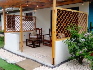 Santiago EsteAirport Green Studio的凉亭,庭院里配有桌子和椅子