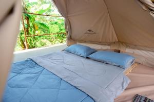 Cái RăngAnn Village的帐篷前的一张床位