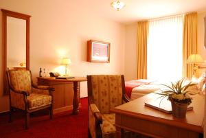 克洛彭堡姆斯特兰登酒店的酒店客房配有书桌和床。