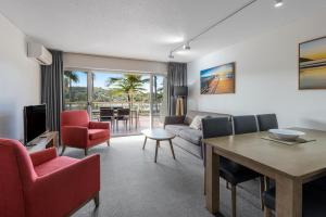 科夫斯港Club Wyndham Coffs Harbour Terraces的客厅配有沙发和桌椅