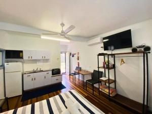 伊鲁卡Koala Lodge Studio 1的厨房配有白色橱柜和吊扇