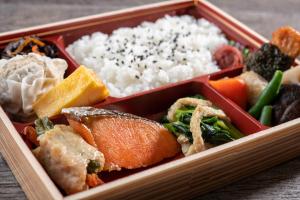 东京MYSTAYS 上野入谷口酒店的米饭和蔬菜食品托盘