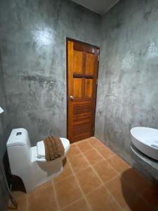 高兰Zabit Bungalow的一间带卫生间和水槽的浴室