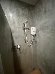 高兰Zabit Bungalow的墙上的浴室设有肥皂机