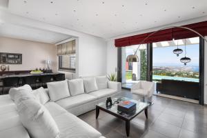 科斯基努Villa La Bianca的客厅配有白色的沙发和桌子
