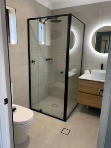 梅特兰奥德梅特兰旅馆的带淋浴、卫生间和盥洗盆的浴室
