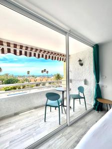 美洲海滩Borinquen Vista Mar的一间卧室设有一张桌子和椅子的阳台