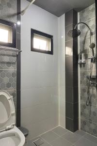 曼谷44 Room Rama 3的带淋浴、卫生间和盥洗盆的浴室