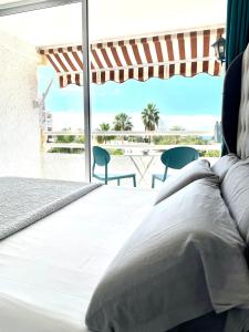 美洲海滩Borinquen Vista Mar的海滩景客房的一张床位