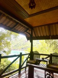 班泰Bambu Huts的水景门廊上的两把椅子