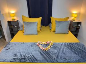 波拉波拉Elisabeth Lodge Vairupe的花朵制成的床