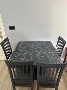 安塔利亚Tas Homes Antalya的黑色的桌子和椅子,以及黑色大理石桌子和椅子