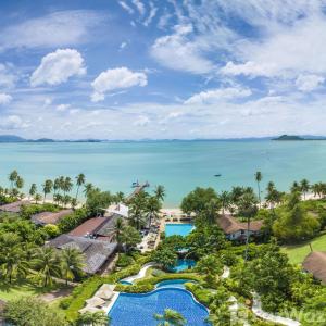 普吉镇Barcelo Coconut Island, Phuket的享有海滩和海洋的空中景致
