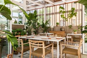 雅典雅典伊莱克特拉宫的用餐室配有桌椅和植物