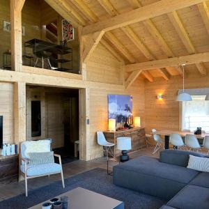 莱斯克伦斯Be Cool SAUNA & LUXURY chalet 10 pers by Alpvision Résidences的客厅配有沙发和桌子