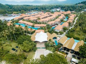 瑶亚岛Blue Bay Resort - Near Phuket & Krabi的享有度假村的空中景致