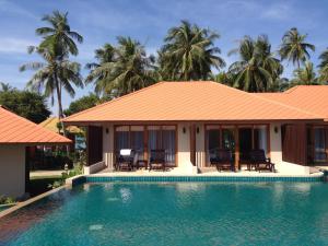 瑶亚岛Blue Bay Resort - Near Phuket & Krabi的一座别墅,设有游泳池和棕榈树
