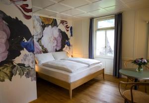 弗拉里FLÜHLI Hotel Kurhaus的一间卧室配有一张壁画床